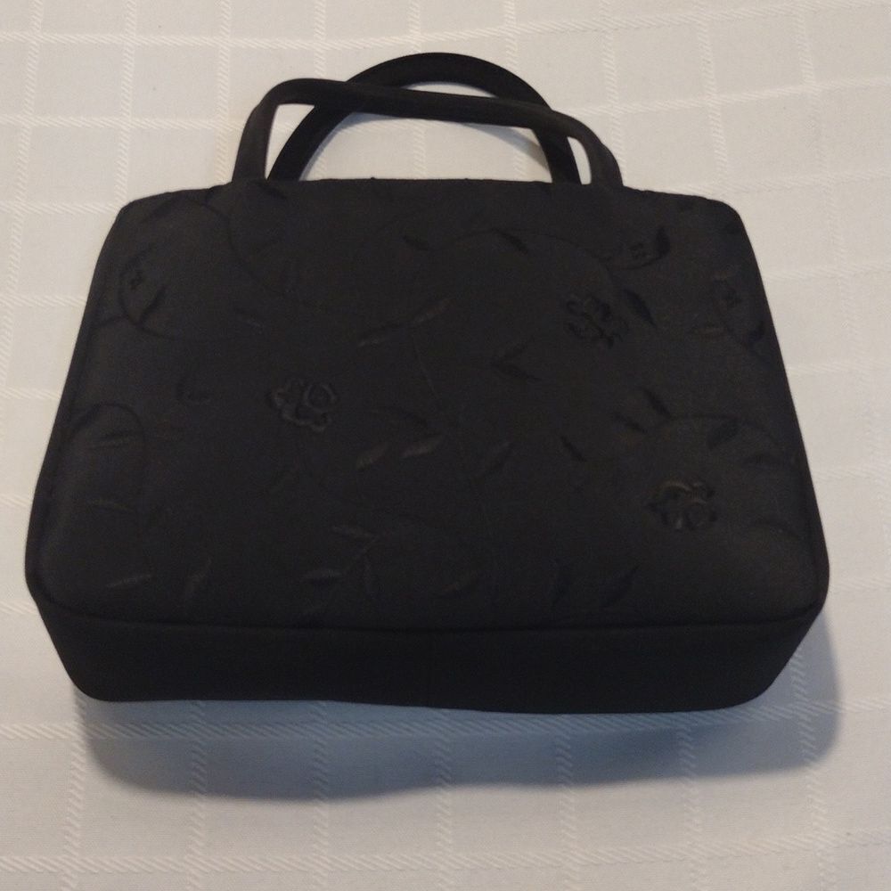 CONSIGNMENT! NWOT Amanda Smith Black Flower Patterned Cross Body Bag!